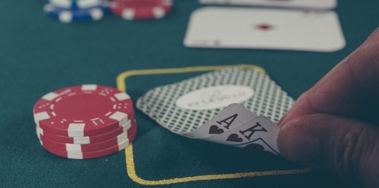 Tampilan aplikasi resmi mponusa pada perangkat smartphone memperlihatkan pengalaman taruhan sportsbook dan kasino